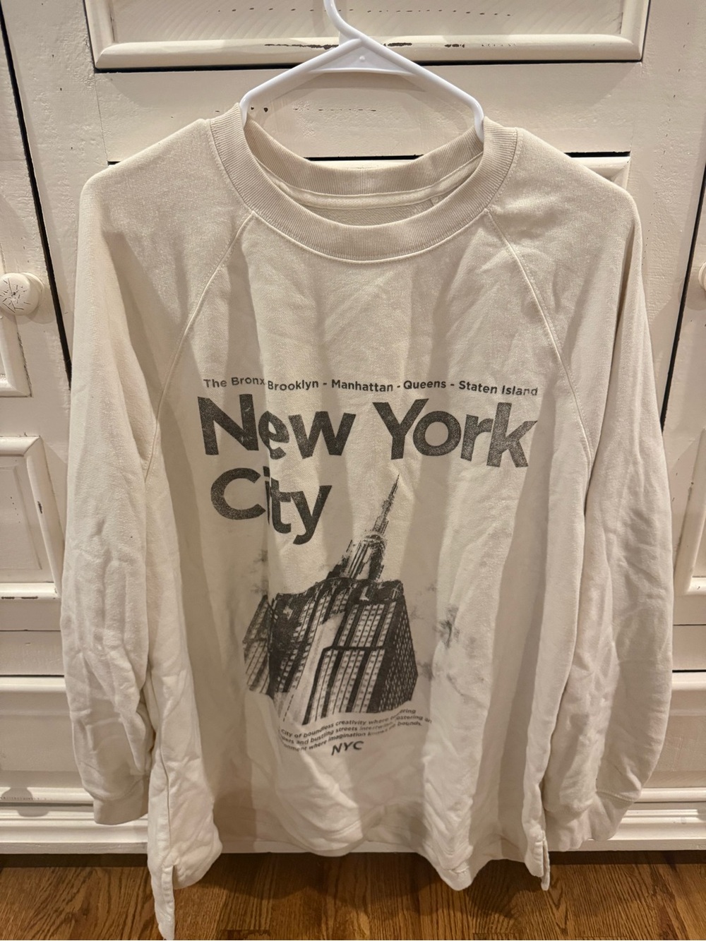 American Eagle Outfitters Cream New York City Graphic Sweatshirt